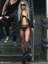 幻灯图集：Lady Gaga越穿越少 破网袜露臀走光