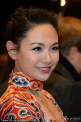 组图：郭晓冬夫妇恩爱走红毯 娇妻祥云旗袍喜庆