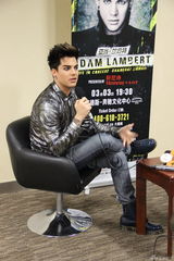 组图：亚当兰伯特上海妩媚开唱眼线撩人