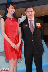 组图：梁咏琪红裙亮相优雅妩媚