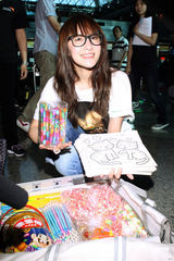 高清：萧亚轩代言人道救援行动 赴非洲关怀饥饿儿童