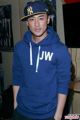 组图：林峰将再再次唱响红馆 帅气练唱