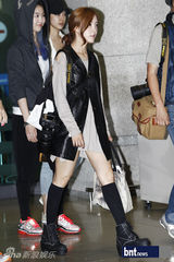 组图：T-ara孝敏与新女团结束欧洲旅行回国