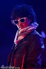 组图：赤西仁婚后复出洛杉矶开唱 拥辣妹性感热舞