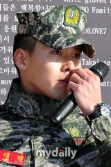 高清组图：韩星玄彬退役泪流满面 跪地谢粉丝