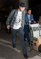 组图：罗伯特-帕丁森街拍LOOK穿着随意胡子拉碴