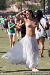 组图：美国音乐节现场裸体女郎性感喷血