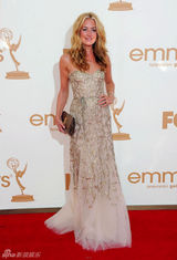 组图：艾美奖红毯 卡特-迪莉金丝长裙花枝乱颤 