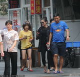 组图：张雨绮穿拖鞋街边打牙祭 边走边剔牙随意