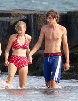 组图：泰勒与男友海滩牵手 波点泳装保守