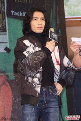 组图：萧敬腾亮相签书会长发飘飘 粉丝挤爆现场