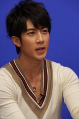 高清组图：吴尊做客新浪花絮照 阳光美男表情百变