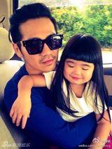 组图：曹格一家四口海边度假 父子卖萌娇妻美艳