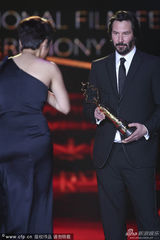 组图：《万箭穿心》颜丙燕获影后 里维斯颁奖