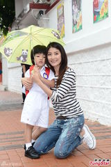 组图：陈慧琳跪地接爱子 虾饺仔被老师赞乖巧