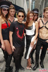 组图：乐基儿透背网状衣亮相 红唇妩媚秀性感