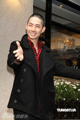 幻灯图：吴建豪小平头亮相 坦陈公司员工涉毒问题