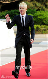 组图：金俊秀玉珠贤等亮相音乐剧颁奖礼地毯