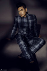 组图：陈龙诙谐演绎复古潮流 叼烟斗秀鬼马表情