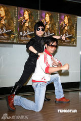 幻灯图集：潘美辰演百老汇歌舞秀 型男温升豪助阵