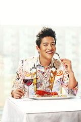 组图：张峻宁登时尚杂志 打造明艳英朗双面