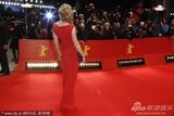 组图：柏林电影节红毯斯科拉红色长裙艳丽登场