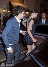 组图：奥兰多现身米兰时装周 细心呵护怀孕娇妻