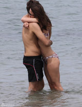 组图：奈特莉度蜜月笑贴老公 碎花比基尼秀身板