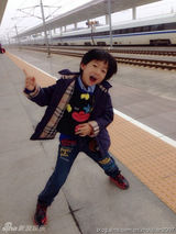 组图：华少7岁可爱儿子近照活泼搞怪