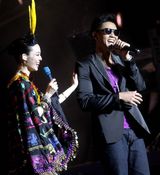 组图：范玮琪上海开唱 陈建州现身献热吻