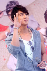 高清图：飞轮海为新专辑签唱 帅气亮相大秀肌肉