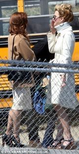 组图：劳伦斯餐厅吻戏显专业 贝尔变秃头肥男