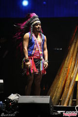 高清图：张震岳香港开唱民族风 谢安琪等助阵