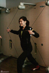 幻灯图：孟广美冬日健身 工作繁忙不忘美体塑形