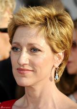 高清图：伊迪-凡尔克红色长裙演绎知性女神