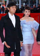 伊能静秦昊柏林挽手走红毯 戴情侣对戒动作亲昵