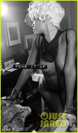 组图：蕾哈娜丝薄背心隐约凸点 渔网裹身秀身姿