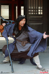 组图：赵毅《蓬莱八仙》演铁拐李逗笑众人