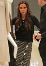 组图：维多利亚伦敦逛街扫货 戴墨镜遮黑眼圈