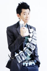 高清图：夏雨007奶爸造型写真 特别装备大玩颠覆