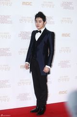 高清图：尹恩惠金秀贤JYJ亮相MBC演技大赏红毯