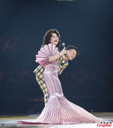 组图：徐小凤演唱会搞笑 调侃陈奕迅忘拉裤链