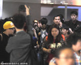 组图：李宇春机场引骚乱 遭粉丝围堵水泄不通