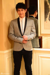 组图：何明翰英伦走秀时尚写真