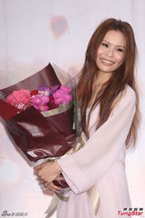 组图：周蕙粉裙亮相气质优雅 现场洒泪否认整形