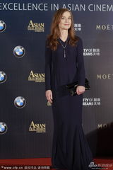 组图：法国著名女星于佩尔蓝裙优雅现身