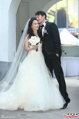 组图：张震大婚献吻娇妻 亲手为新娘提裙摆