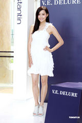 组图：陈法拉Ana R裙装性感 陈豪帅气西装亮相