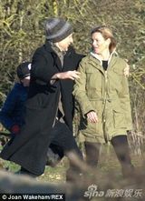 组图：凯特莫斯遭老公强吻不悦 吞云吐雾显老态