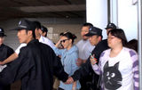 组图：孙燕姿机场亮相引众粉丝追逐围观